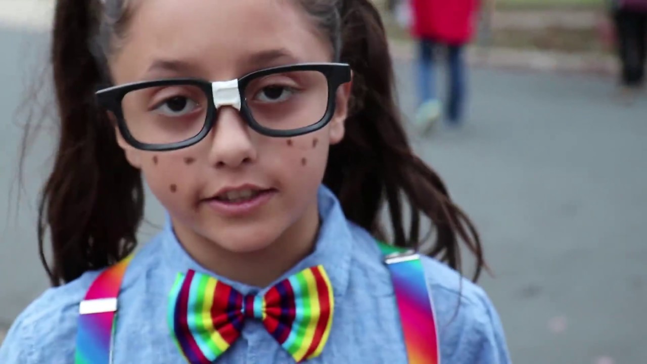 How to dress like a nerd girl for Halloween